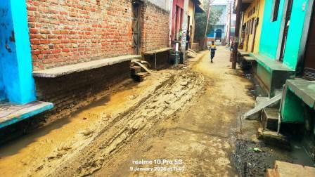 पुरदिलनगर नगर पंचायत की लापरवाही आई सामने, सरकारी नल की खुदाई से सड़क पर फैली गंदगी