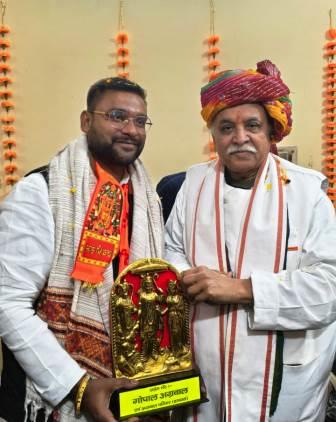 हाथरस पहुंचे डॉ. प्रवीण तोगड़िया का हुआ भव्य स्वागत-सम्मान