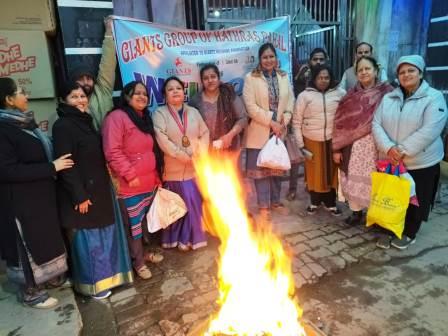 हाथरस में जायंट्स ग्रुप की पहल : अलाव जलवाकर जरूरतमंदों को ठंड से राहत दी