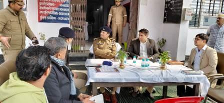 सादाबाद में थाना समाधान दिवस पर जिलाधिकारी व पुलिस अधीक्षक ने सुनी जनसमस्याएं, गुणवत्तापूर्ण निस्तारण के दिए निर्देश