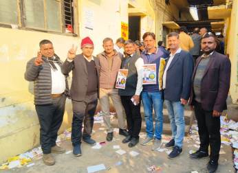 हाथरस में उत्तर प्रदेश बार काउंसिल सदस्य पद के लिए दूसरे दिन भी हुआ मतदान, अधिवक्ताओं में दिखा उत्साह