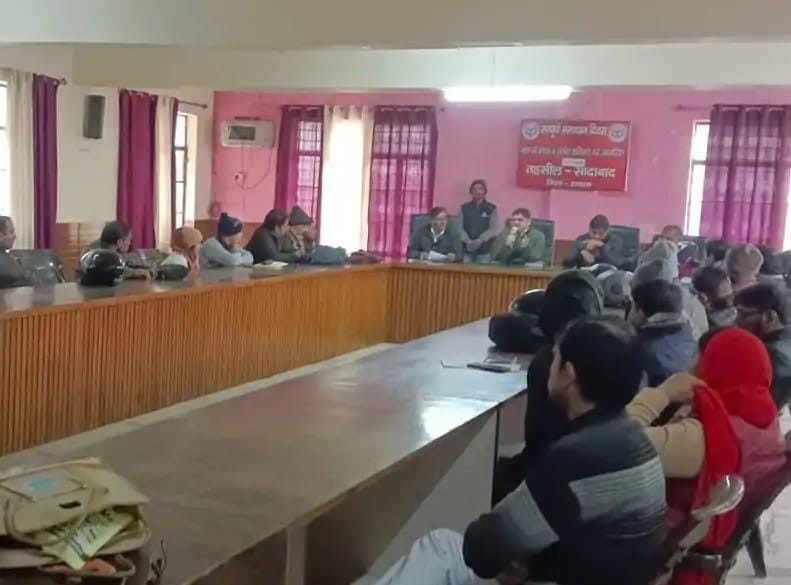 सादाबाद : बीएलओ के साथ साझा की चुनाव आयोग की गाइड लाइन