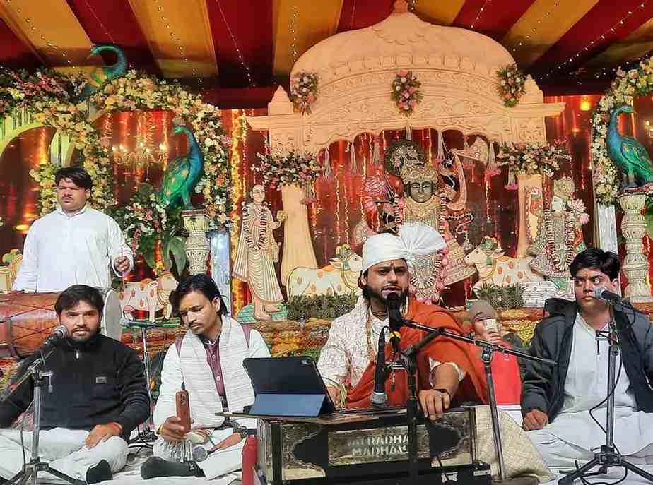 सादाबाद : गिरिराज के दरबार में बही भक्ति रसधारा