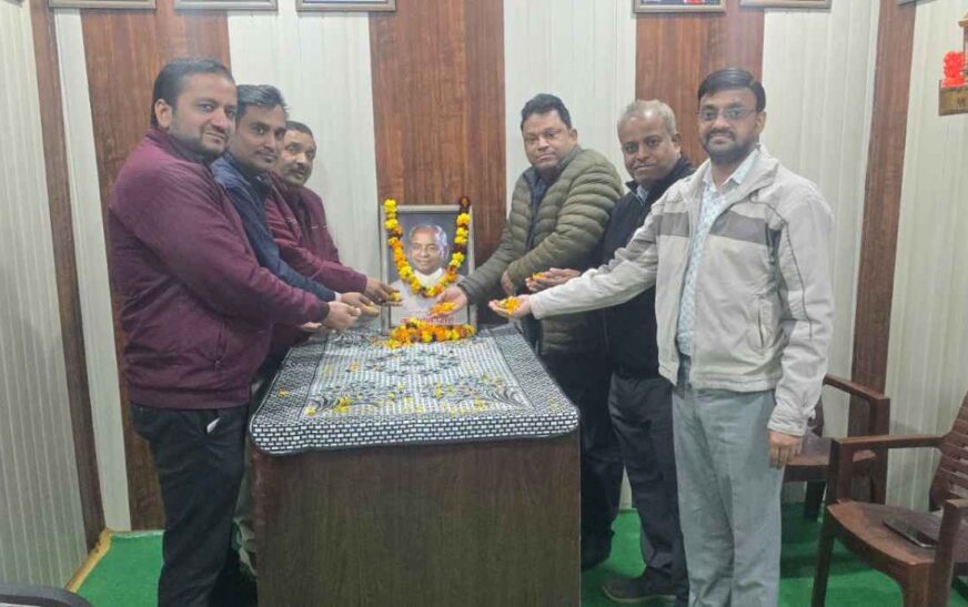 सिकंदराराऊ : पूर्व मुख्यमंत्री कल्याण सिंह की जन्म जयंती पर भाजपाइयों ने किया नमन