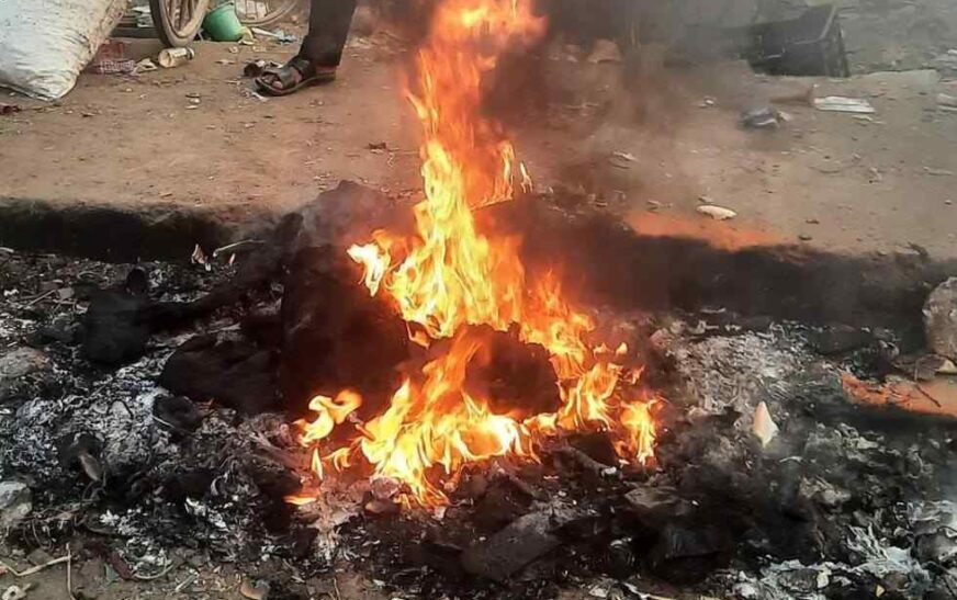 सादाबाद : खुलेआम कूड़ा जला रहे सफाई कर्मचारी