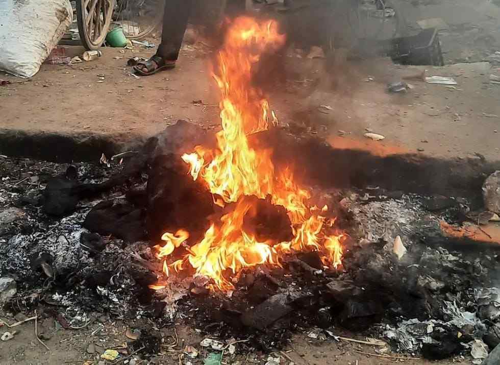 सादाबाद : खुलेआम कूड़ा जला रहे सफाई कर्मचारी