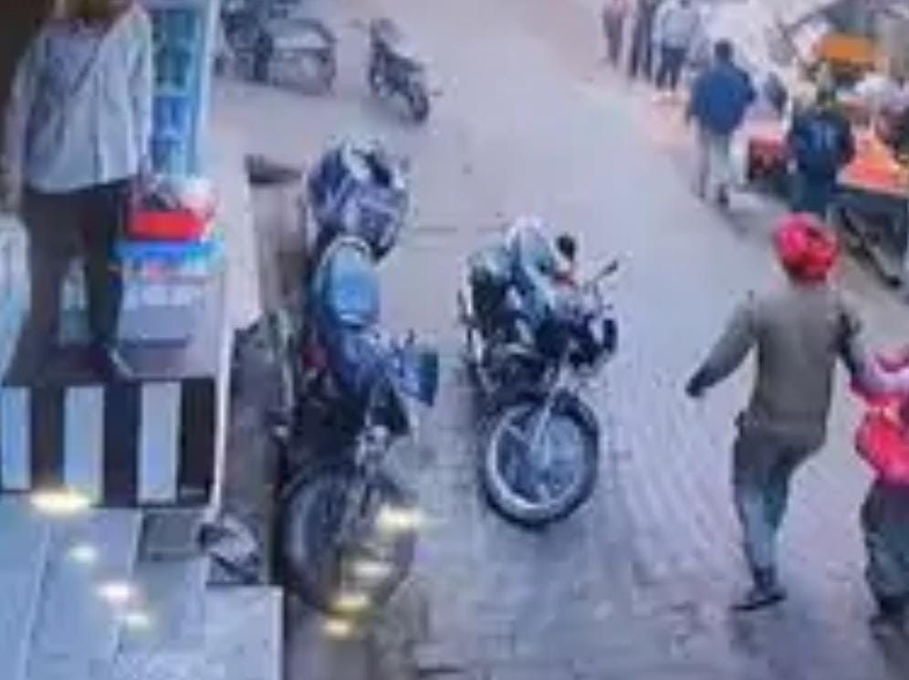 सादाबाद : महिला से मारपीट का वीडियो वायरल