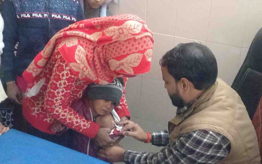 हसायन : दो दिन के अवकाश के बाद सीएचसी पर उमडी मरीजों की भीड