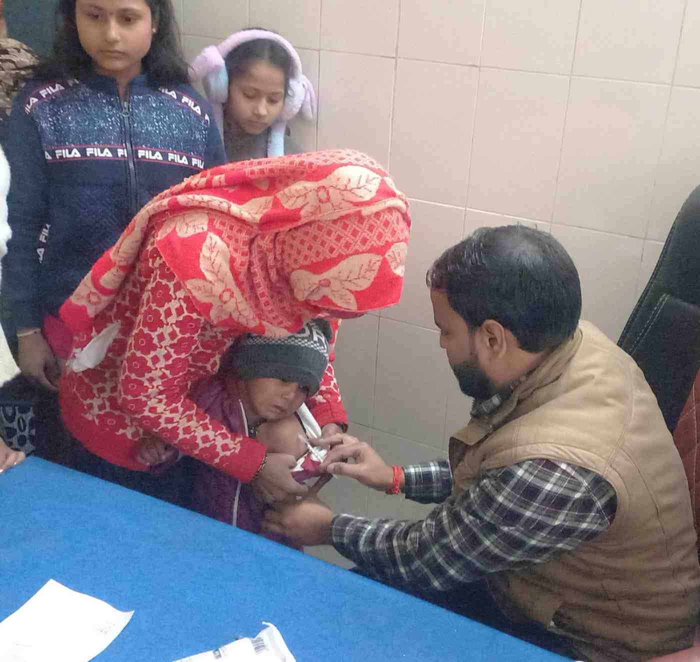 हसायन : दो दिन के अवकाश के बाद सीएचसी पर उमडी मरीजों की भीड