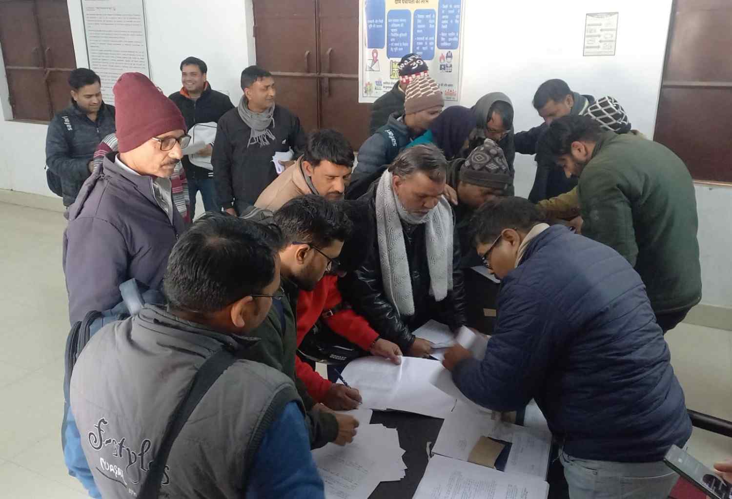 हसायन : विशेष प्रगाढ पुनरीक्षण एसआईआर अभियान के दौरान पृथक किए गए मतदाताओ के दावे आपत्ति सुनने के लिए शिक्षक बीएलओ को वितरित की मतदाता सूची