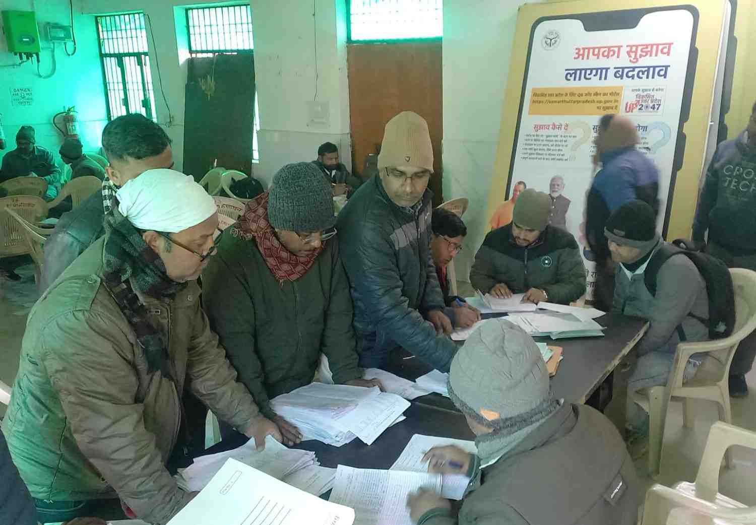 हसायन : ग्राम पंचायत की मतदाता सूची प्रपत्र के विलोपन परिवर्धन संशोधन सूची का निस्तारण कर किए शिक्षक बीएलओ ने जमा