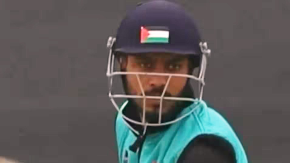 घरेलू क्रिकेट लीग मैच के दौरान खिलाड़ी ने हेलमेट पर लगाया फिलिस्तीनी झंडा, जम्मू-कश्मीर पुलिस ने लिया एक्शन