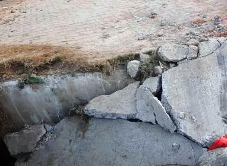 सादाबाद : पत्थर टूटने से बाजार जाने का रास्ता बंद, जेपी प्लाजा के निकट नाले में टूटकर गिरे आरसीसी पत्थर