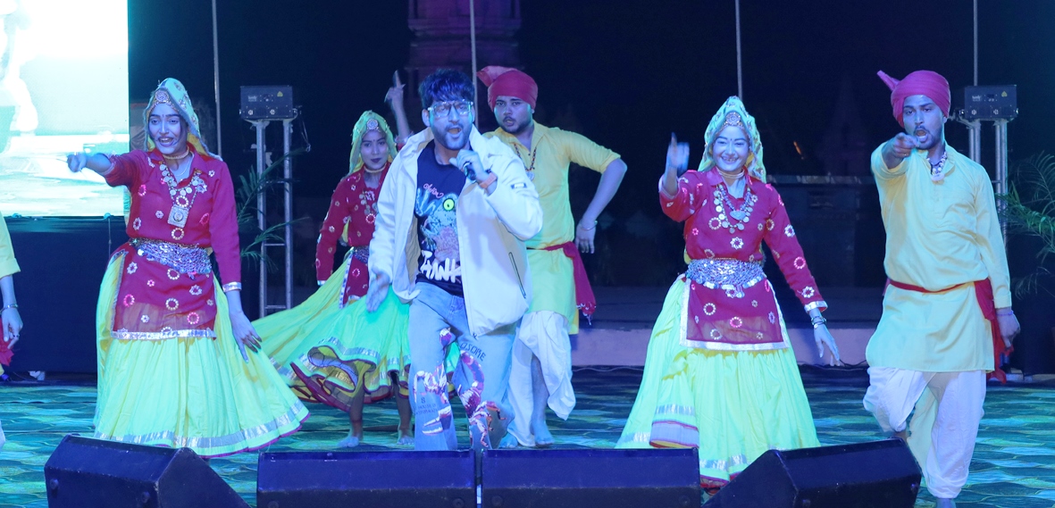 अजय हुड्डा के ‘लेफ्ट-राइट’ पर जमकर थिरका मंगलायतन विश्वविद्यालय, स्टार नाइट में हरियाणवी गानों पर डांस ने बांधा समां, सुर और ताल के संगम में डूबे विद्यार्थी