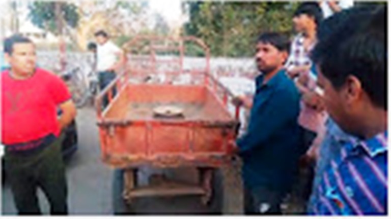 मथुरा-बरेली रोड पर गैस सिलेंडर लदे ई-रिक्शा की कार से टक्कर, बड़ा हादसा टला