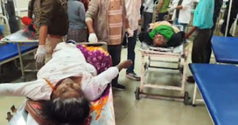 हाथरस में भीषण सड़क हादसा, अज्ञात वाहन की टक्कर से मां-बेटे की मौत, लकवे की दवा दिलाने सासनी जा रहा था युवक, दो मासूमों के सिर से उठा पिता का साया