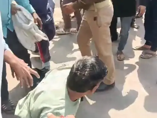हाथरस में तालाब चौराहे पर सरेआम चले लात-घूंसे, ससुराल पक्ष ने दामाद को बीच सड़क पर पीटा