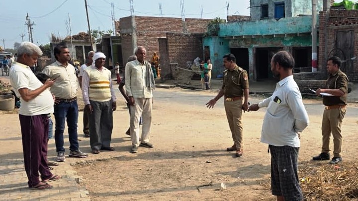 हसायन : होलिकोत्सव को लेकर पुलिस हुई सक्रिय, कोतवाली प्रभारी ने किया होलिका स्थल का निरीक्षण