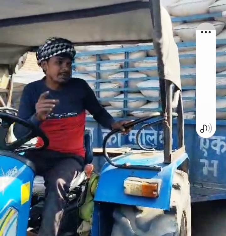 हाथरस में ओवरलोडेड ट्रैक्टर भीड़भाड़ वाले बाजार में स्थित एक कॉस्मेटिक दुकान में घुसा, सामान क्षतिग्रस्त, बड़ा हादसा टला