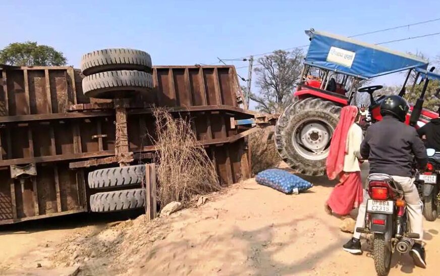 हाथरस में सड़क पर बिखरे आलू, ट्रैक्टर-ट्रॉली पलटने से मची अफरा-तफरी