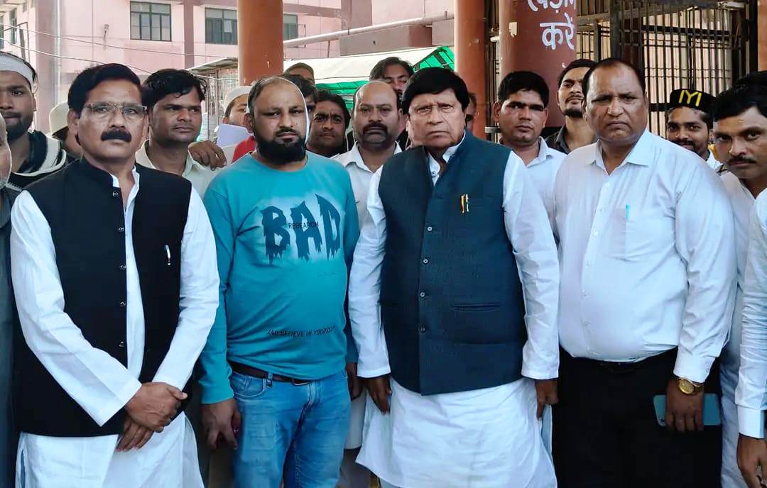 वीडियो वायरल करने की धमकी और एक लाख रूपये की चौथ मांगने का आरोप, सपा सांसद की मौजूदगी में हुआ घायल आसिफ का मेडिकल