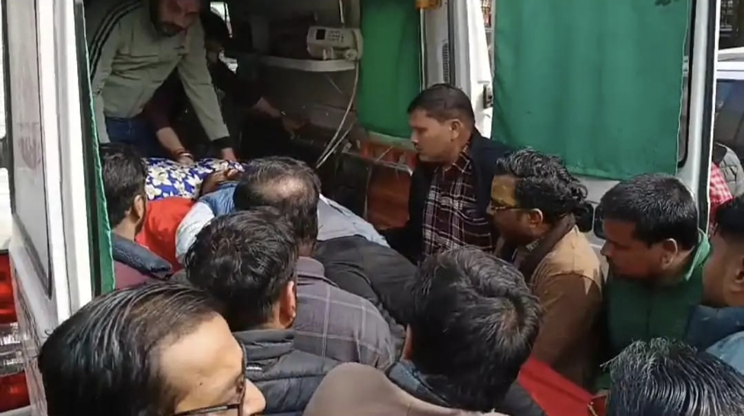 हाथरस में RSS के जिला प्रचारक से मारपीट, कार्यालय के बाहर स्कूटी हटाने को लेकर हुआ विवाद, दो आरोपी गिरफ्तार, अन्य की तलाश जारी, एसपी – विधायक अस्पताल पहुंचे