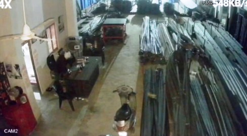 आगरा रोड स्थित बिल्डिंग मटेरियल की दुकान में चोरी, पूरी घटना सीसीटीवी कैमरे में कैद