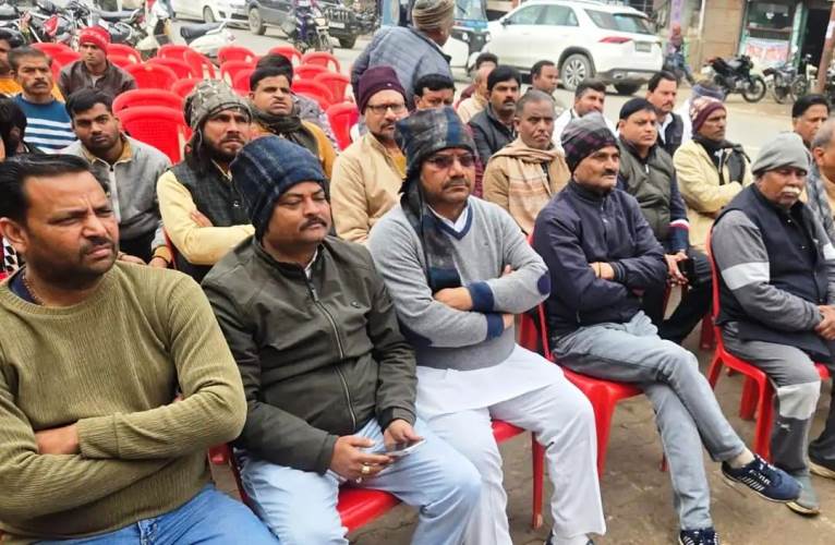 एलईडी स्क्रीन पर हुआ बजट सत्र का प्रसारण, सादाबाद में बस स्टैंड पर हुआ कार्यक्रम