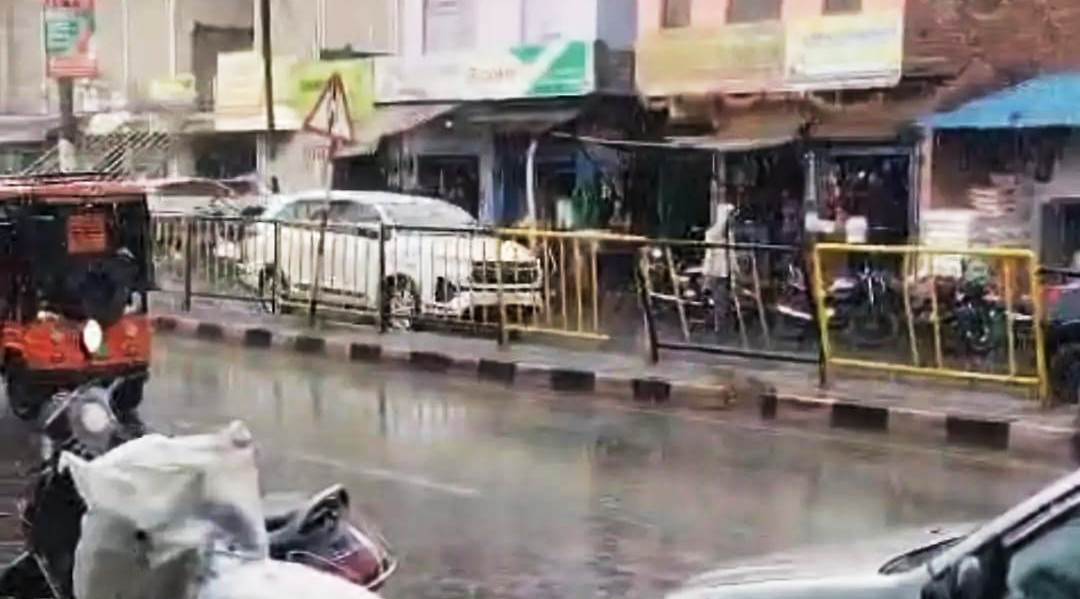 सादाबाद : मौसम का मिजाज बदलने से किसानों की चिंता बढ़ी, हुई बारिश