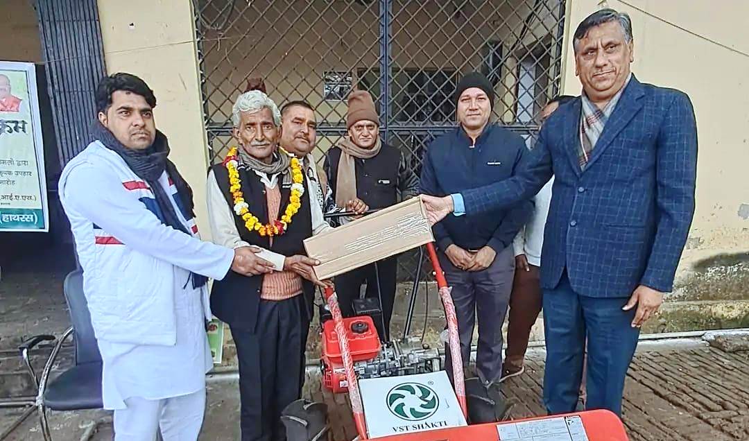 सादाबाद : विधायक ने किसानों को सौंपे उपहार, मंडी समिति परिसर में मुख्यमंत्री कृषक उपहार योजना के तहत आयोजित हुआ कार्यक्रम