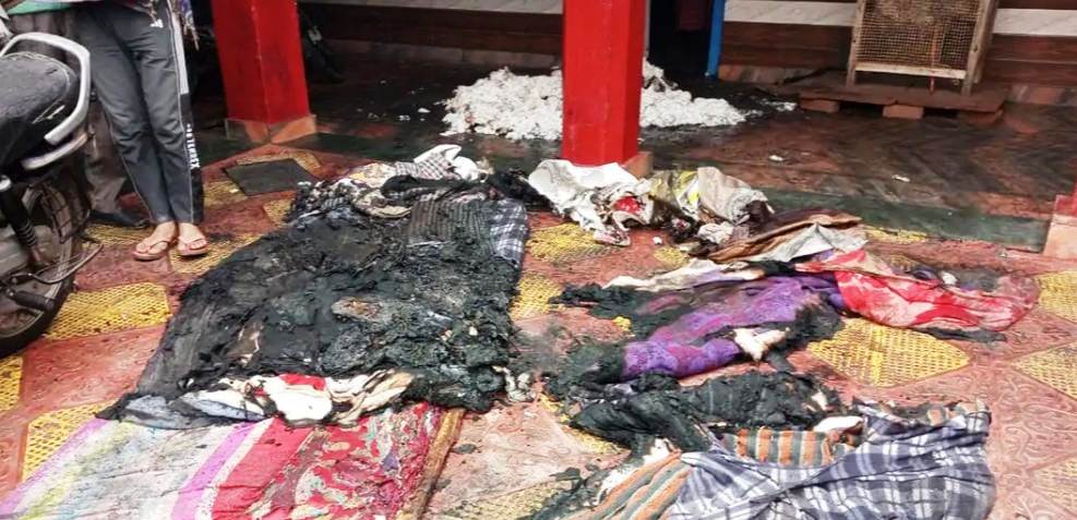 सादाबाद : आग लगने से ई-रिक्शा सहित कीमती सामान जलकर हुआ राख, मंस्या कला में चार्जिंग पर लगे ई-रिक्शा में शॉट सर्किट होने से भड़की आग