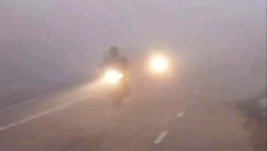 सादाबाद : किसानों की धड़कन बढ़ा रहा मौसम का बदलाव, फिर छाया रहा घना कोहरा, हाईवे पर दृश्यता रही काफी कम