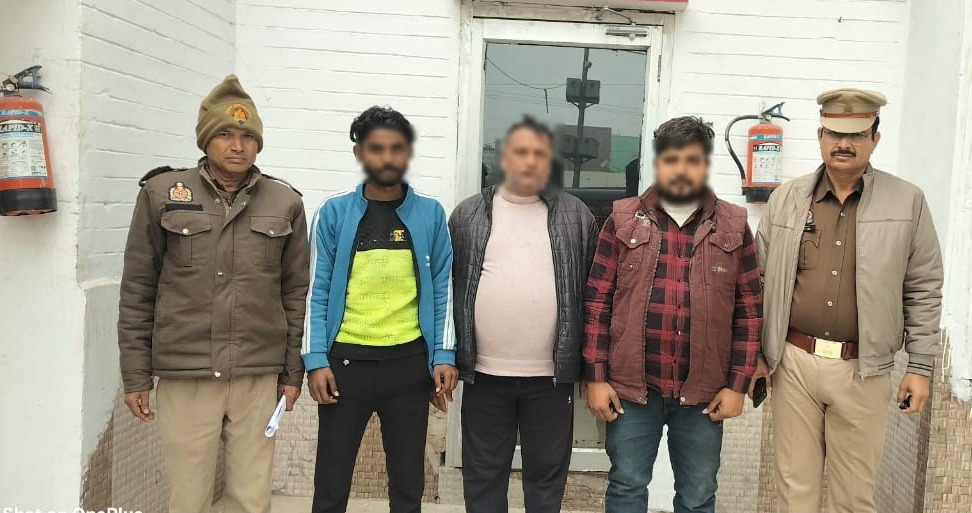 सिकंदराराऊ पुलिस ने जुआ खेलते तीन अभियुक्त किये गिरफ्तार, बीस हजार रूपये नकद बरामद