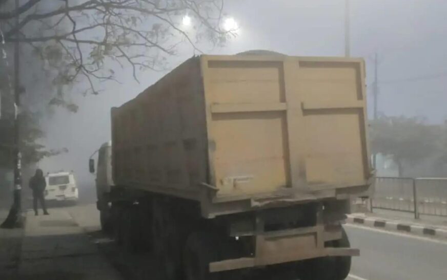 सादाबाद : अवैध चंबल सैंड की बिक्री को लेकर हरकत में आया प्रशासन, नायब तहसीलदार ने चैक किए वाहन