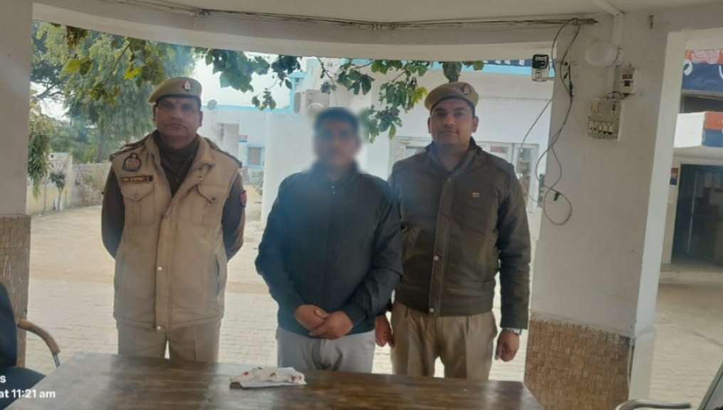 सिकंदराराऊ पुलिस ने अवैध तमंचा व कारतूस के साथ अभियुक्त को किया गिरफ्तार