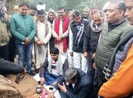 सादाबाद : आजादी के बाद पहली बार बनेगी सड़क, 1100 मीटर रास्ते से जुड़ेंगे धनौली और मढ़नई गांव, विधायक गुड्डू चौधरी ने किया सड़क निर्माण कार्य का शुभारंभ