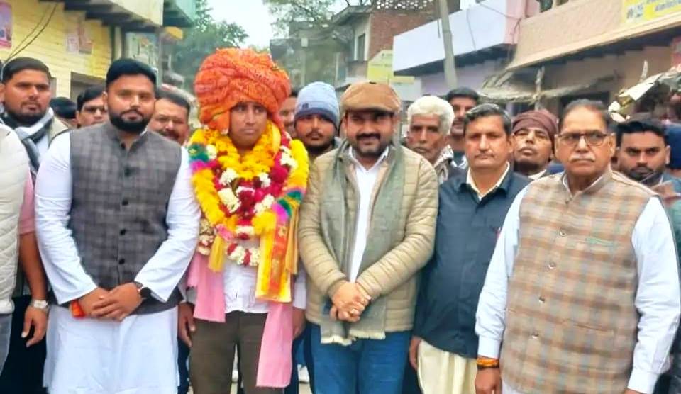 सादाबाद : भारतीय सेना में 22 साल की सेवा पूरी कर पैतृक गांव लौटने पर हुआ स्वागत