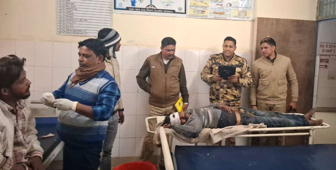 अनियंत्रित बाइक फिसलने से दो युवक गंभीर रूप से घायल, जिला अस्पताल रेफर