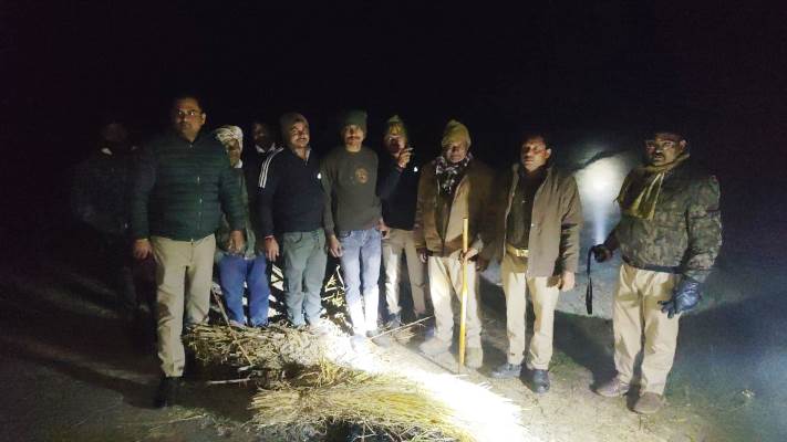 हसायन : जंगली जानवरों से फसल के नुकसान की खबर पर जागा वन विभाग, खेतों में धमाके कर भगाए सूअर व नीलगाय