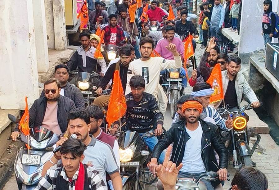 सासनी में उमड़ा भगवा जनसैलाब, बाइक रैली के साथ ‘विराट हिंदू सम्मेलन’ का हुआ शंखनाद