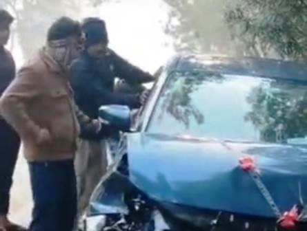 सादाबाद : कोहरे के कारण डंपर से टकराई कार, राया मार्ग पर हुआ हादसा, कार सवार सभी सुरक्षित