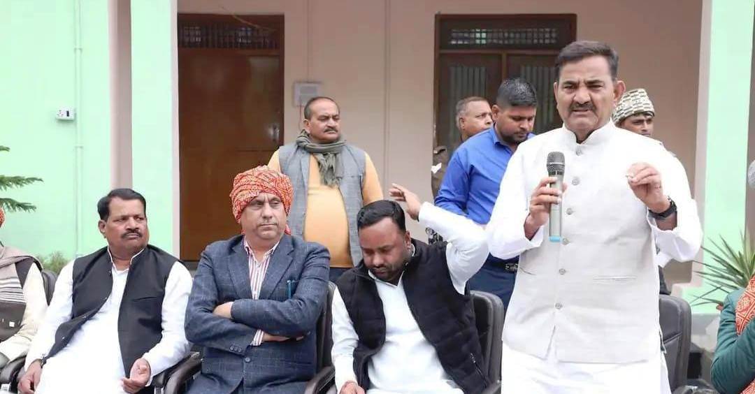 सादाबाद : प्रतिमा अनावरण को लेकर रालोद ने की बैठक, विधायक, जिलाध्यक्ष सहित तमाम पदाधिकारी रहे मौजूद, 14 को बिसावर में होगा वीर गोकुला जाट की प्रतिमा का अनावरण