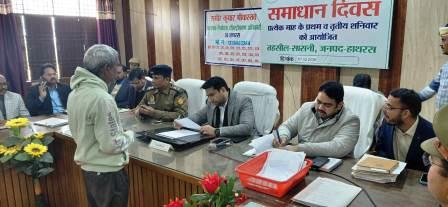 सम्पूर्ण समाधान दिवस पर सासनी में डीएम अतुल वत्स ने की जनसुनवाई, 30 में से 4 शिकायतों का मौके पर निस्तारण