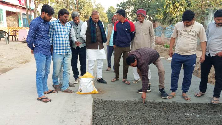 कानऊ–सकरा सड़क निर्माण में मानक की अनदेखी का आरोप, ग्रामीणों ने रुकवाया काम, PWD अधिकारियों से शिकायत