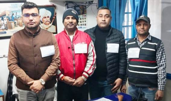 हाथरस में बैंककर्मियों ने काले बैज लगाकर किया विरोध-प्रदर्शन, 12 फरवरी को होने वाली देशव्यापी हड़ताल का किया समर्थन