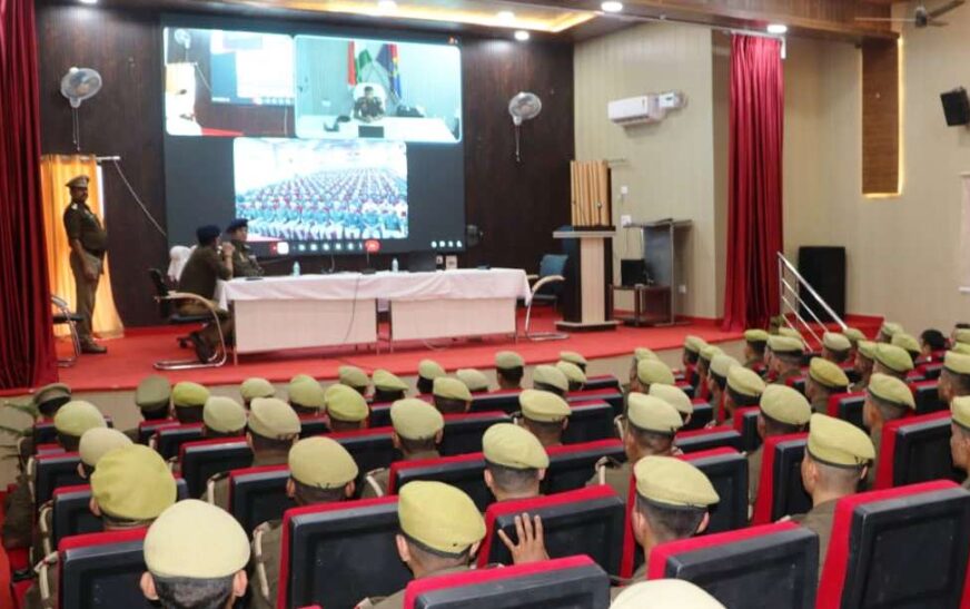 प्रशिक्षु आरक्षियों को थानों पर भेजने से पूर्व एसपी ने किया ब्रीफ, ईमानदारी व संवेदनशीलता से ड्यूटी के निर्देश