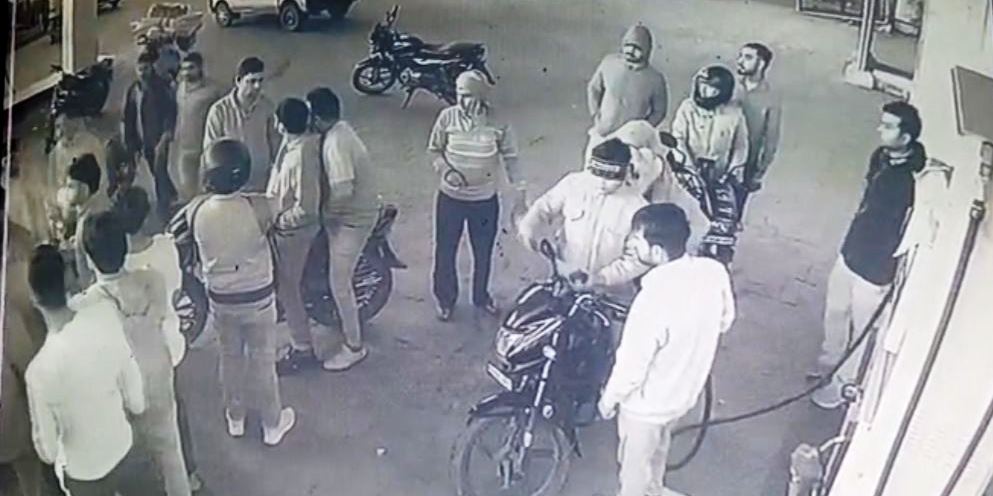सीएनजी भरवाने के विवाद में दबंगों का तांडव, सासनी के पेट्रोल पंप पर कर्मचारियों से जमकर मारपीट, शोरूम में तोड़फोड़ कर तीन लाख रूपये लूटे, आरोपियों की तलाश में जुटी पुलिस