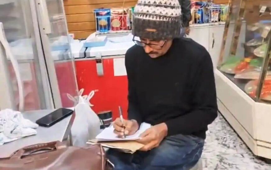 सादाबाद : वीडियो वायरल होने के बाद खाद्य विभाग ने लिया मिठाई का नमूना