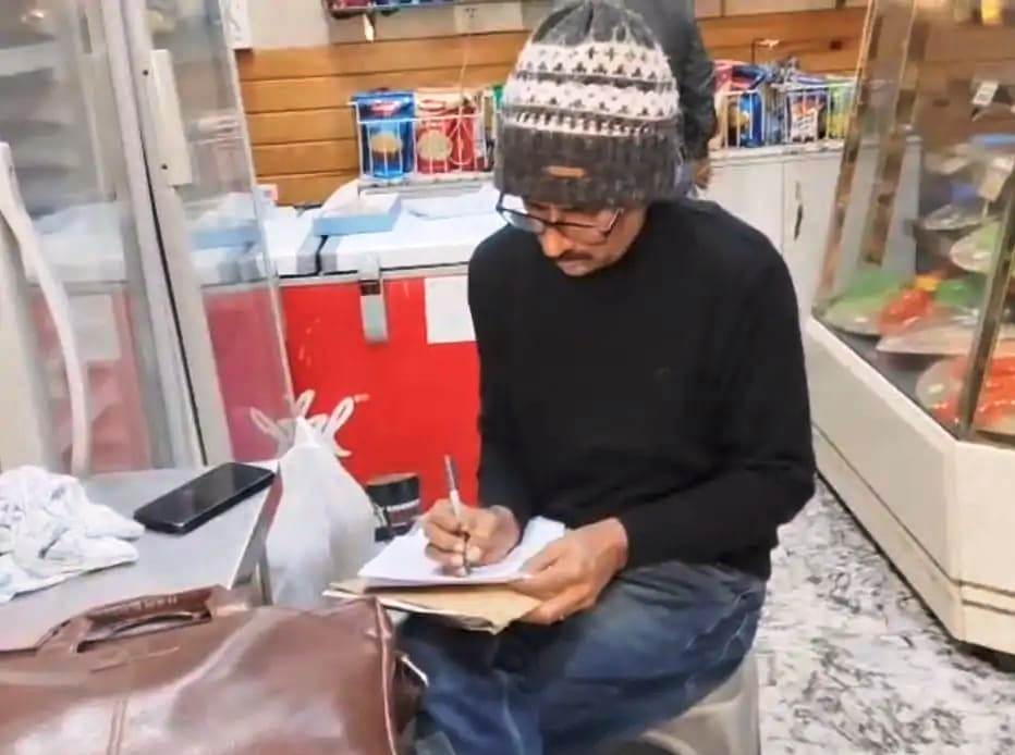 सादाबाद : वीडियो वायरल होने के बाद खाद्य विभाग ने लिया मिठाई का नमूना