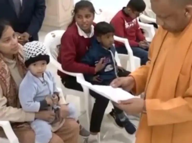 न्याय के लिए मुख्यमंत्री से मिली सैनिक की पत्नी, हाथरस रोड पर गोली मारकर हुई थी भारतीय सेना के जवान की हत्या